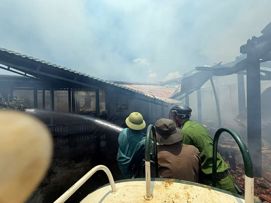 Hà Tĩnh: Vụ hoả hoạn làm cháy 5 ngôi nhà gỗ có thể do chập điện Hà Tĩnh: Vụ hoả hoạn làm cháy 5 ngôi nhà gỗ có thể do chập điện