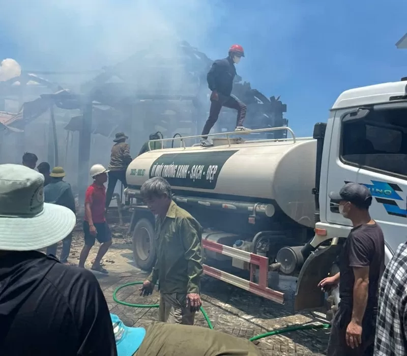 Hà Tĩnh: Vụ hoả hoạn làm cháy 5 ngôi nhà gỗ có thể do chập điện Hà Tĩnh: Vụ hoả hoạn làm cháy 5 ngôi nhà gỗ có thể do chập điện