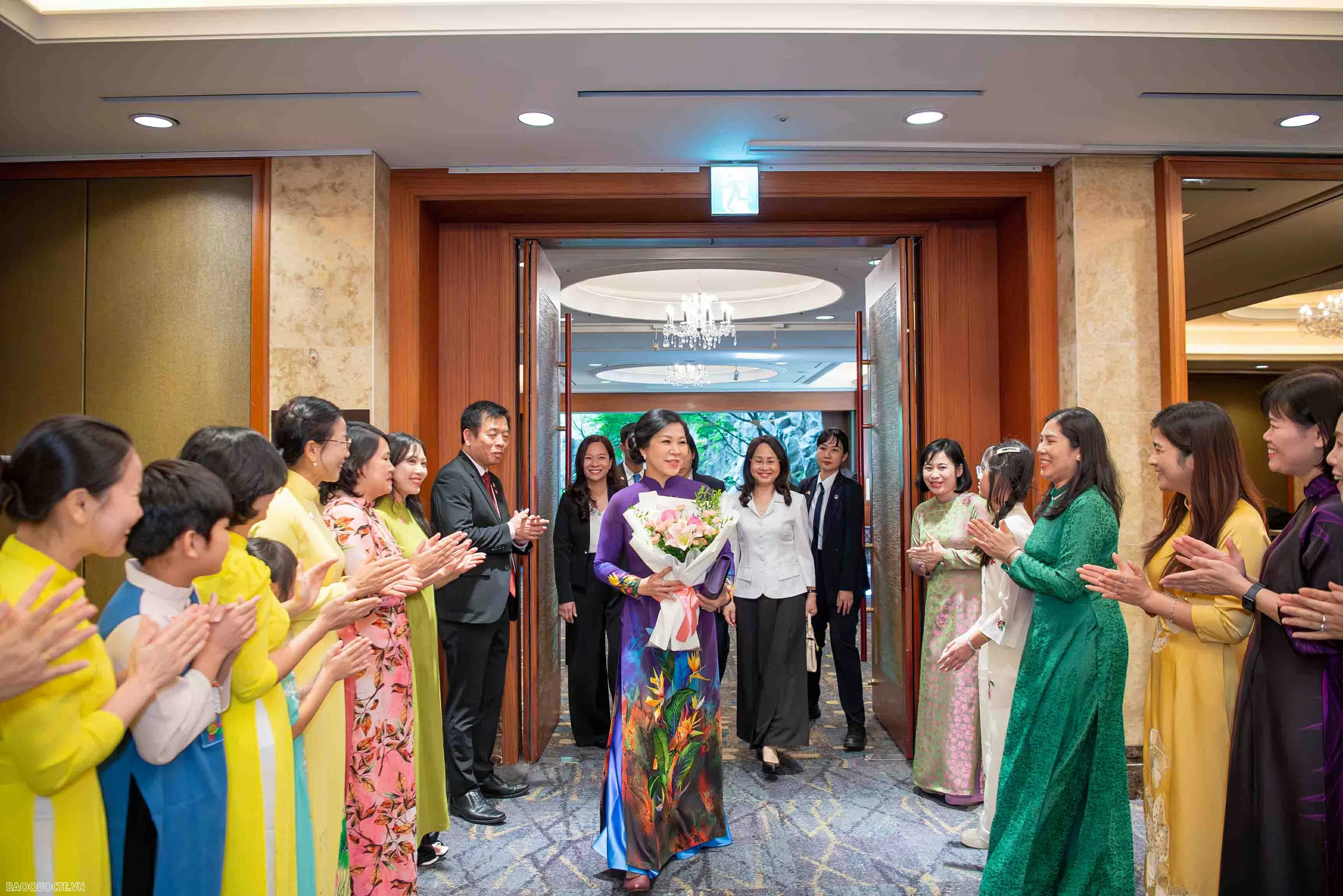 Phu nhân Ngô Phương Ly gặp thân tình các cô dâu Việt Nam tại Hàn Quốc Phu nhân Ngô Phương Ly gặp thân tình các cô dâu Việt Nam tại Hàn Quốc