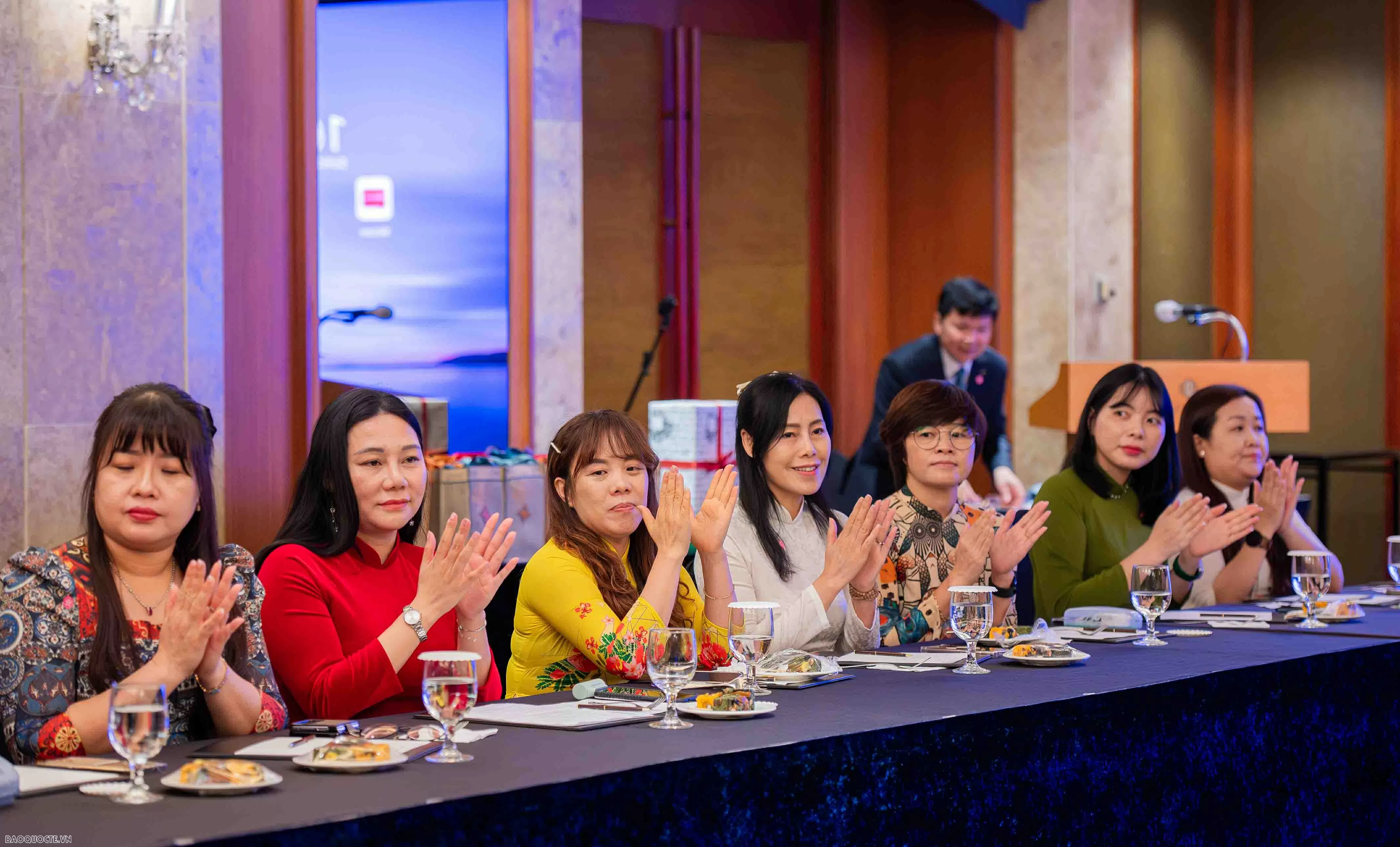 Phu nhân Ngô Phương Ly gặp thân tình các cô dâu Việt Nam tại Hàn Quốc Phu nhân Ngô Phương Ly gặp thân tình các cô dâu Việt Nam tại Hàn Quốc