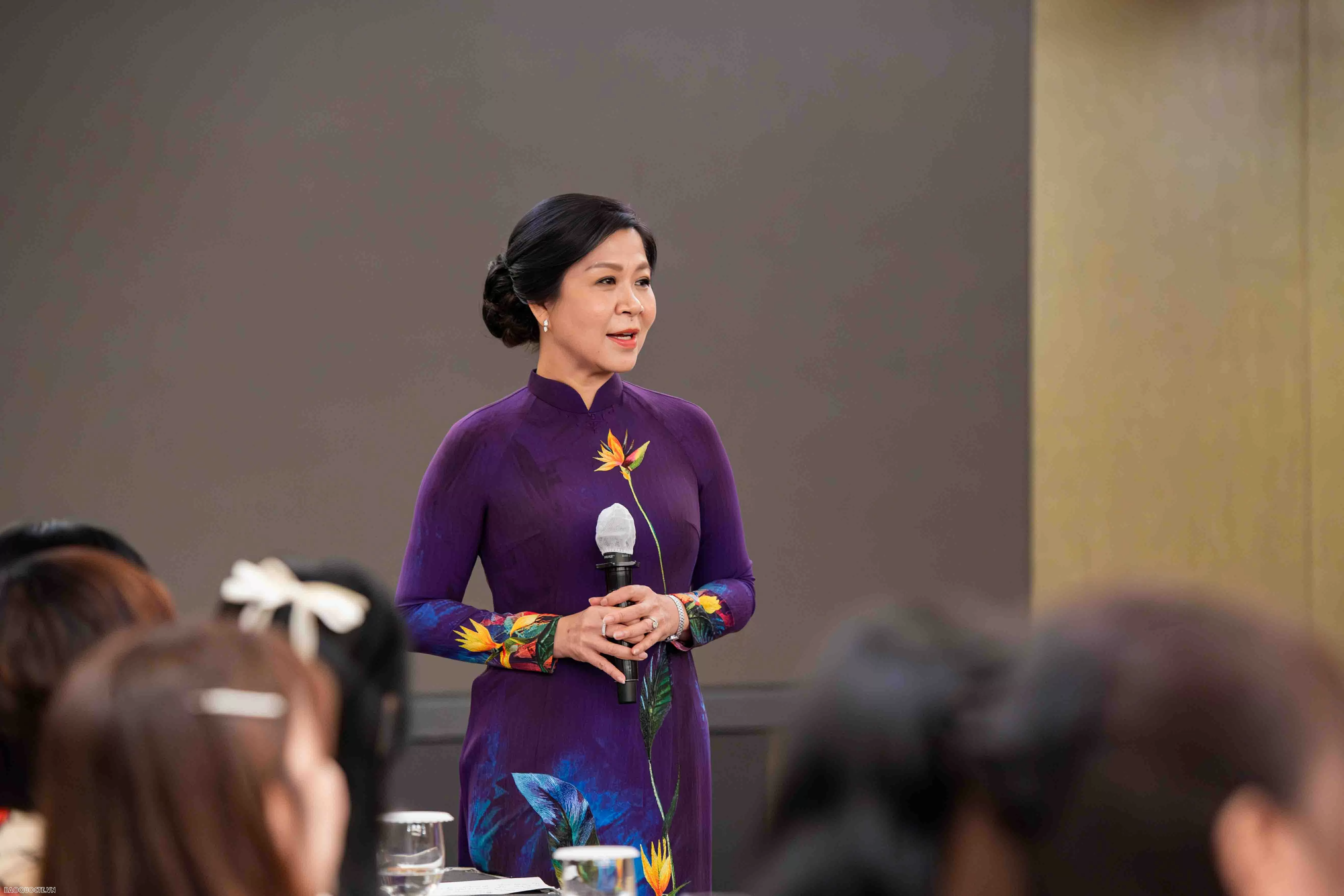 Phu nhân Ngô Phương Ly gặp thân tình các cô dâu Việt Nam tại Hàn Quốc