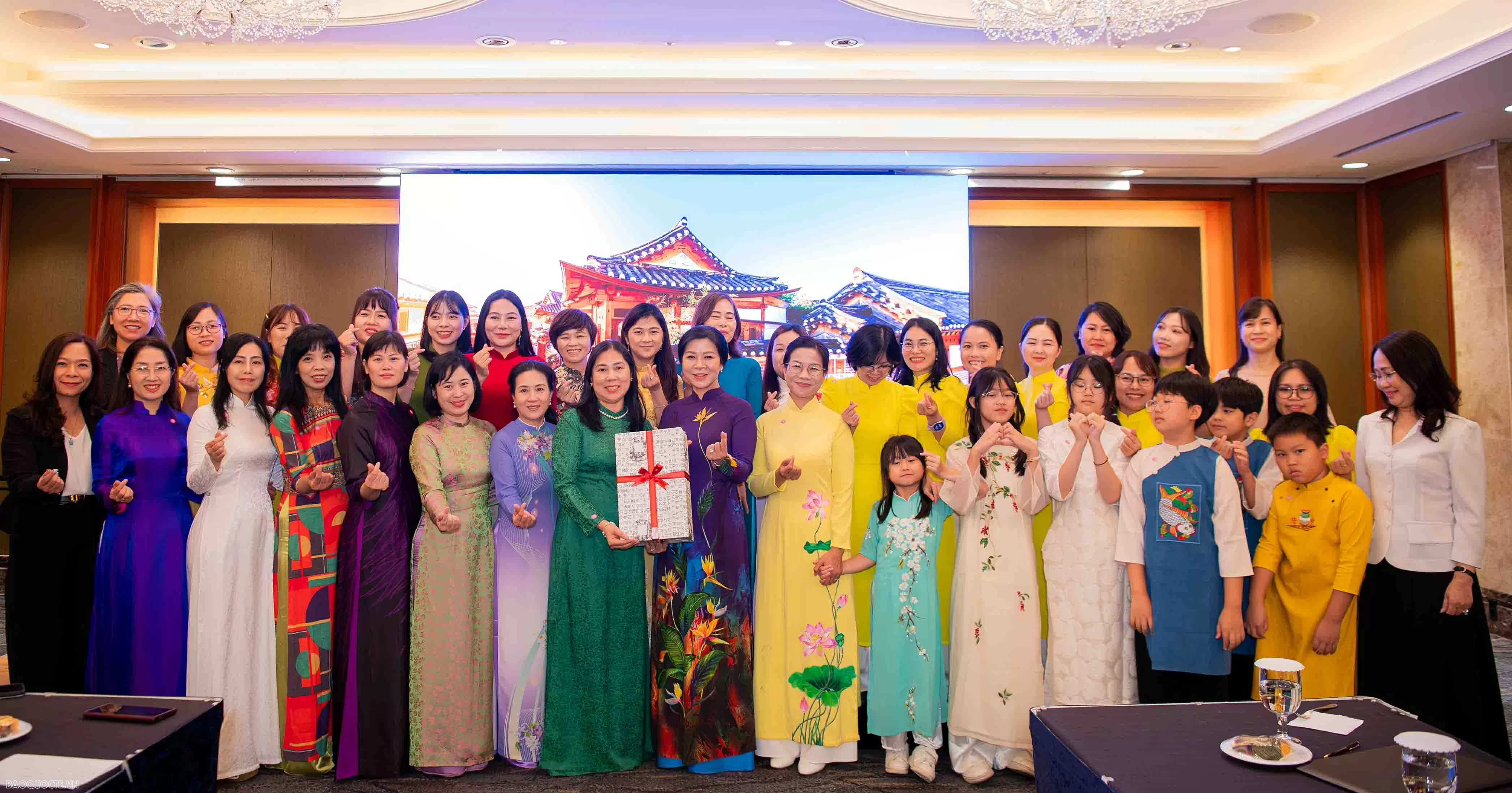 Phu nhân Ngô Phương Ly gặp thân tình các cô dâu Việt Nam tại Hàn Quốc Phu nhân Ngô Phương Ly gặp thân tình các cô dâu Việt Nam tại Hàn Quốc