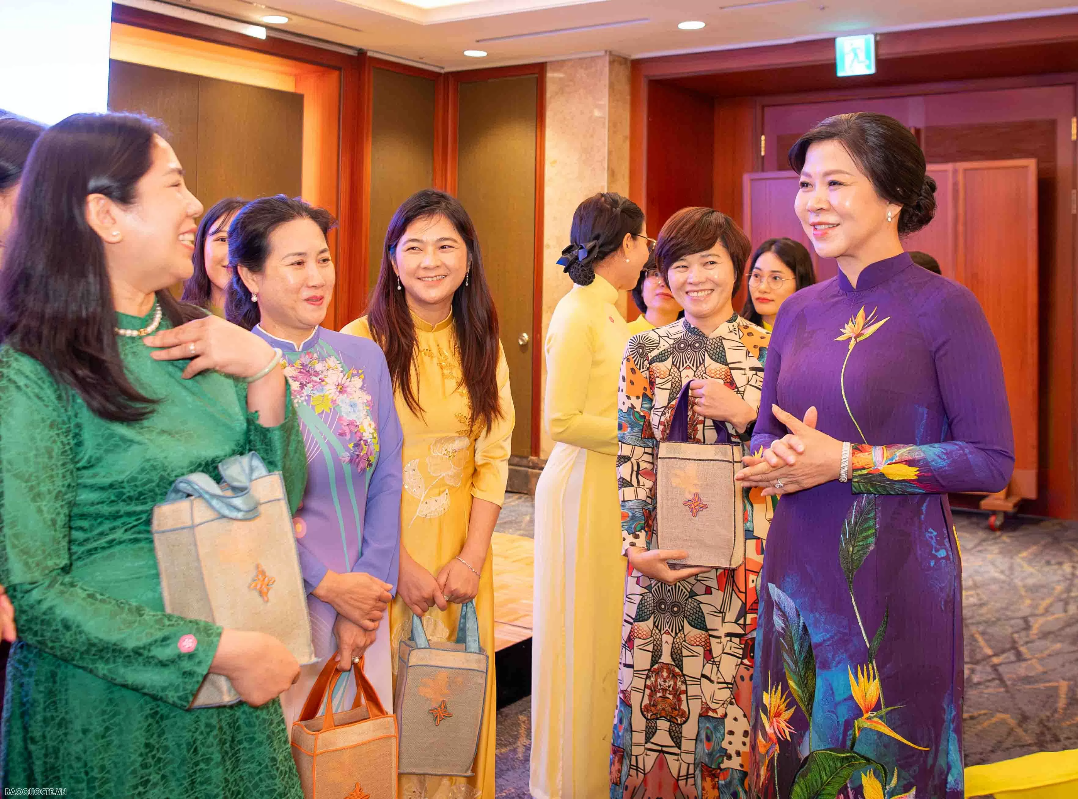 Phu nhân Ngô Phương Ly gặp thân tình các cô dâu Việt Nam tại Hàn Quốc