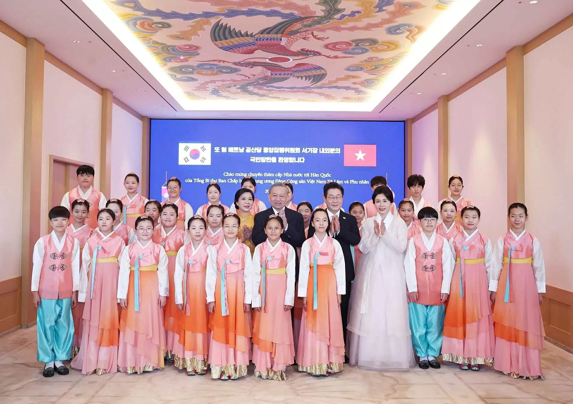 Tổng thống Hàn Quốc Lee Jae Myung và Phu nhân chào mừng Tổng Bí thư Tô Lâm và Phu nhân.