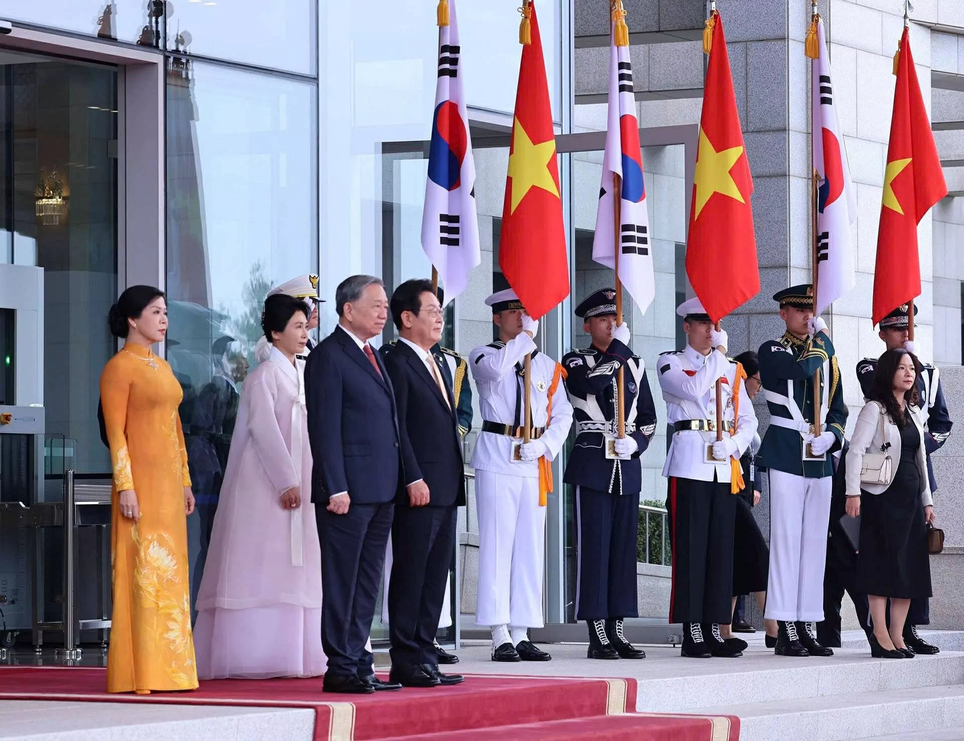 Tổng thống Hàn Quốc Lee Jae Myung và Phu nhân chào mừng Tổng Bí thư Tô Lâm và Phu nhân. Tổng thống Hàn Quốc Lee Jae Myung và Phu nhân chào mừng Tổng Bí thư Tô Lâm và Phu nhân.