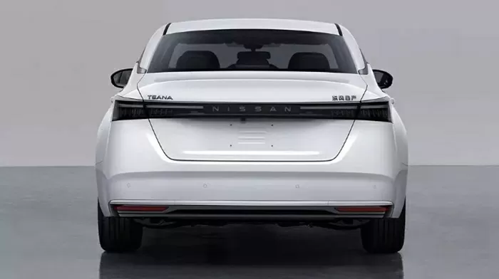 Nissan Teana 2026 sẽ cạnh tranh trực tiếp với các đối thủ nặng ký như Honda Accord và Toyota Camry trong phân khúc sedan hạng D.