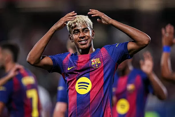 Hình ảnh bạn gái tin đồn đi cổ vũ Lamine Yamal