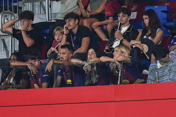 Hình ảnh bạn gái tin đồn đi cổ vũ Lamine Yamal