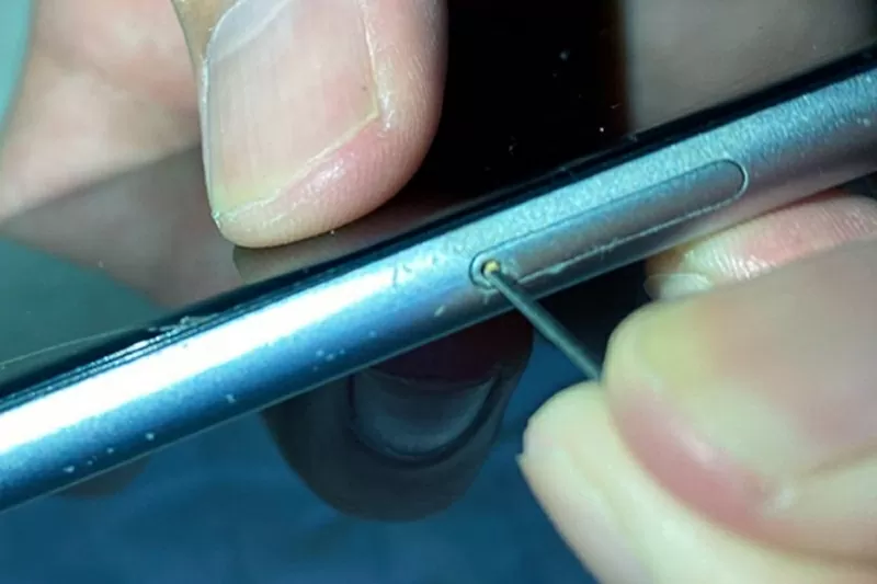 Sử dụng kim loại mảnh để lấy ra Sử dụng kim loại mảnh để lấy ra