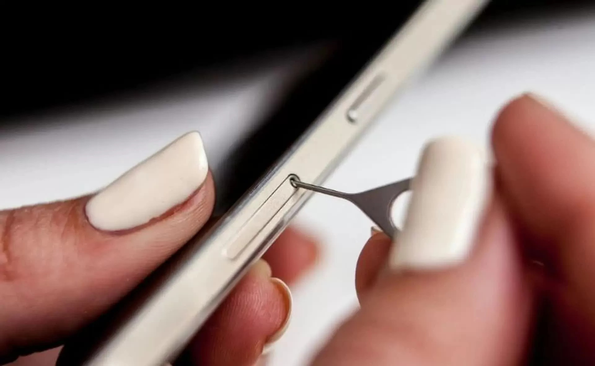 Cách chọc SIM không ra nhanh chóng tại nhà và đơn giản Cách chọc SIM không ra nhanh chóng tại nhà và đơn giản