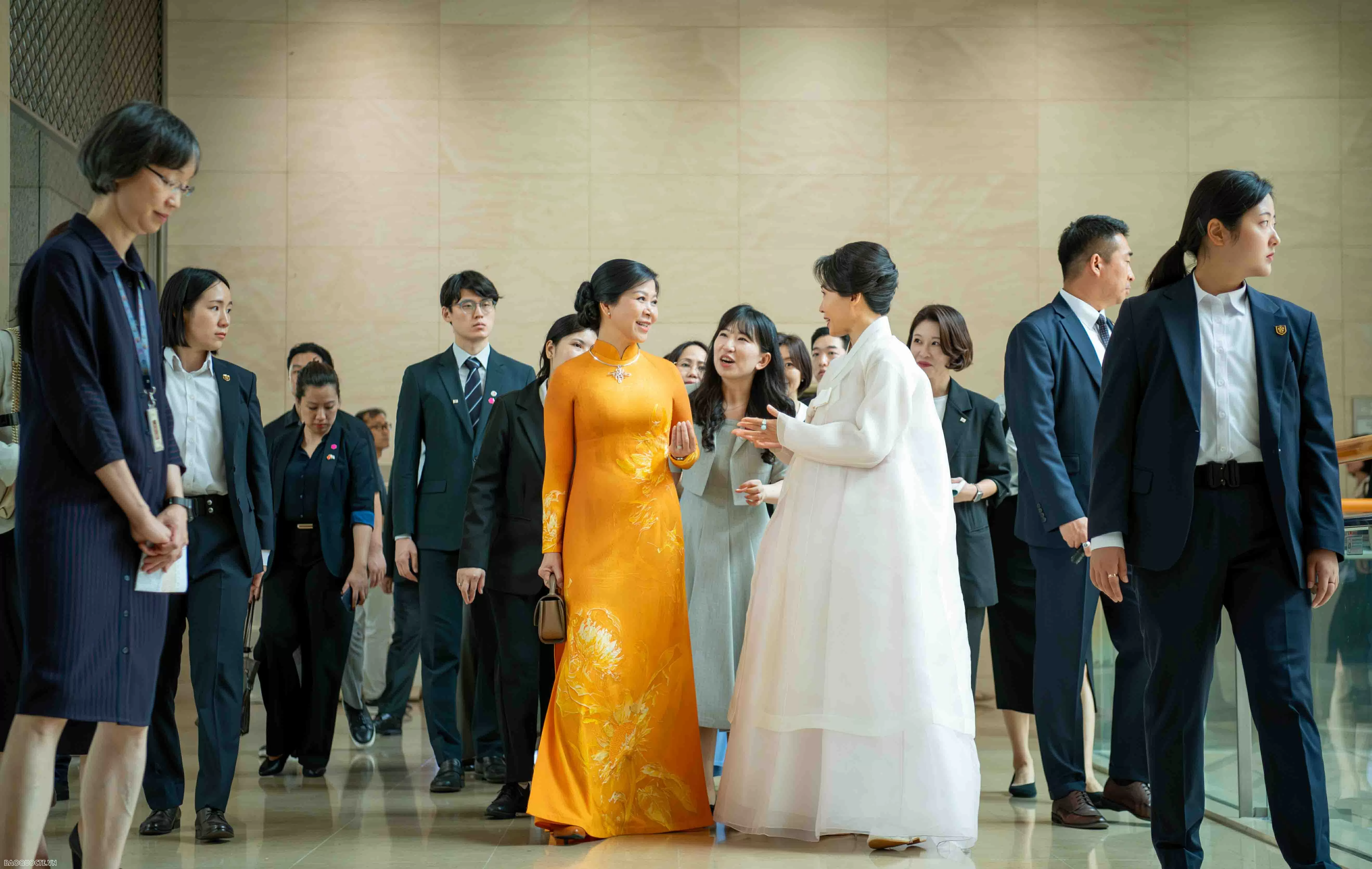 Phu nhân Tổng Bí thư và Phu nhân Tổng thống Hàn Quốc thưởng trà, tham quan Bảo tàng Phu nhân Tổng Bí thư và Phu nhân Tổng thống Hàn Quốc thưởng trà, tham quan Bảo tàng