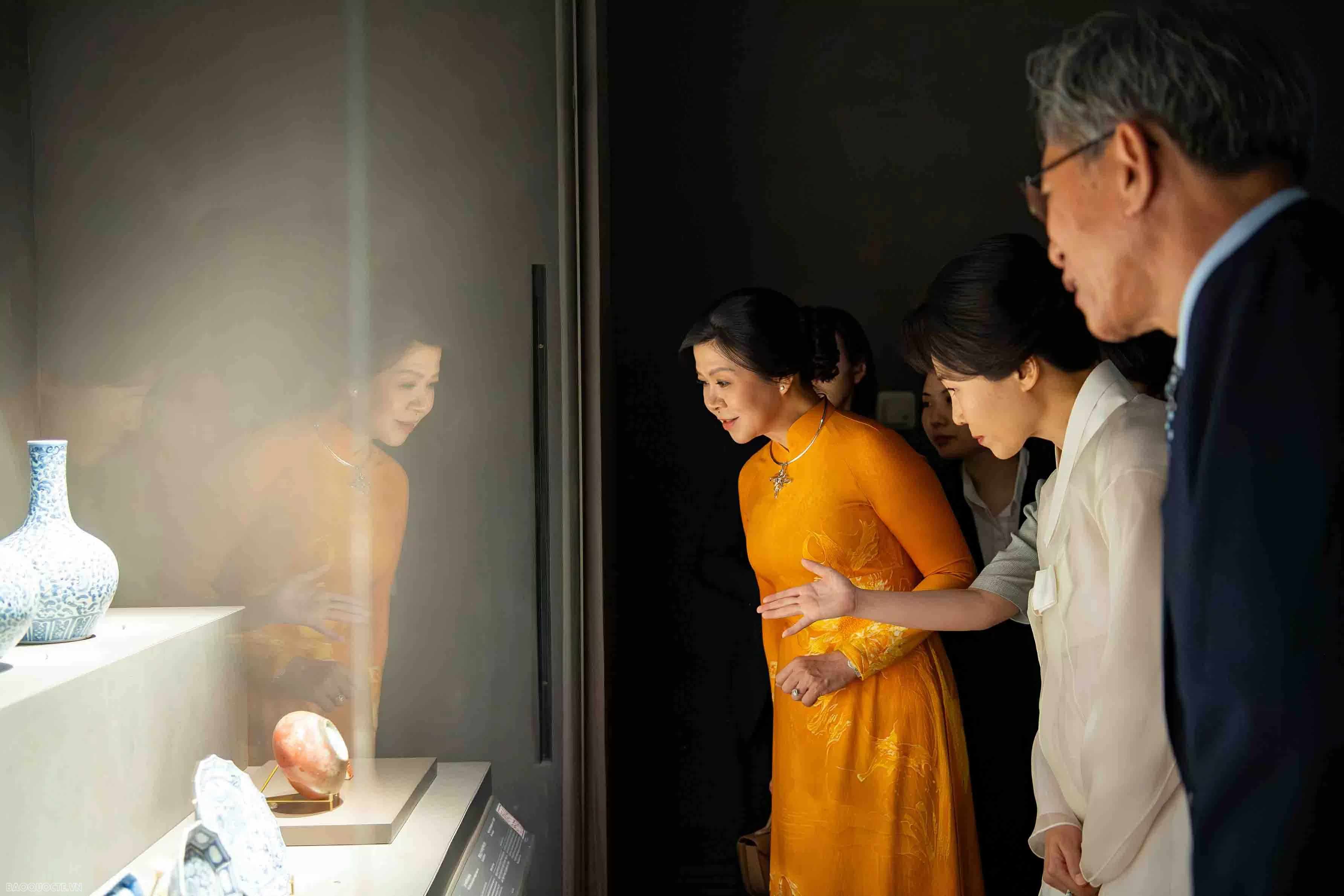 Phu nhân Tổng Bí thư và Phu nhân Tổng thống Hàn Quốc thưởng trà, tham quan Bảo tàng Phu nhân Tổng Bí thư và Phu nhân Tổng thống Hàn Quốc thưởng trà, tham quan Bảo tàng