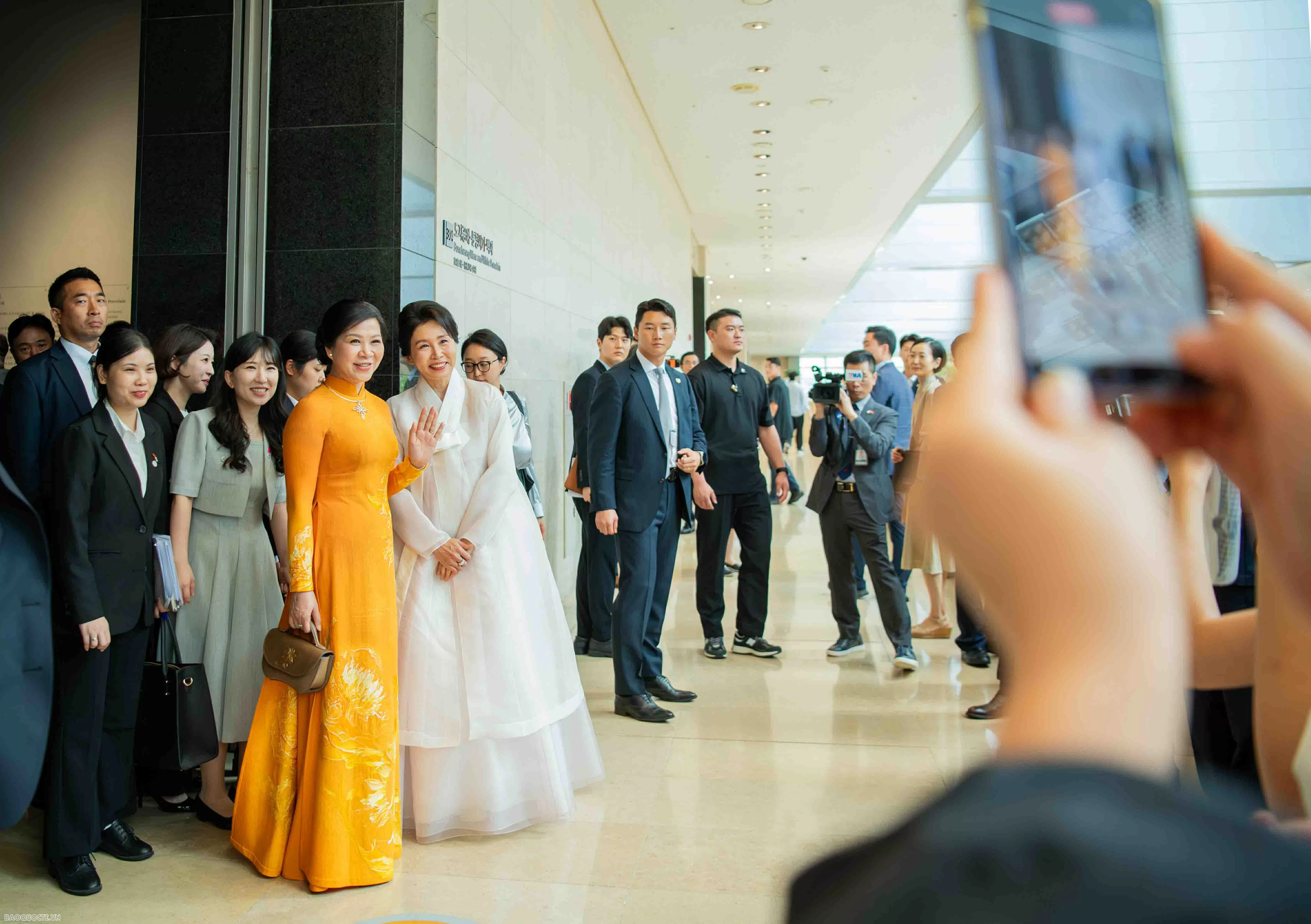 Phu nhân Tổng Bí thư và Phu nhân Tổng thống Hàn Quốc thưởng trà, tham quan Bảo tàng Phu nhân Tổng Bí thư và Phu nhân Tổng thống Hàn Quốc thưởng trà, tham quan Bảo tàng