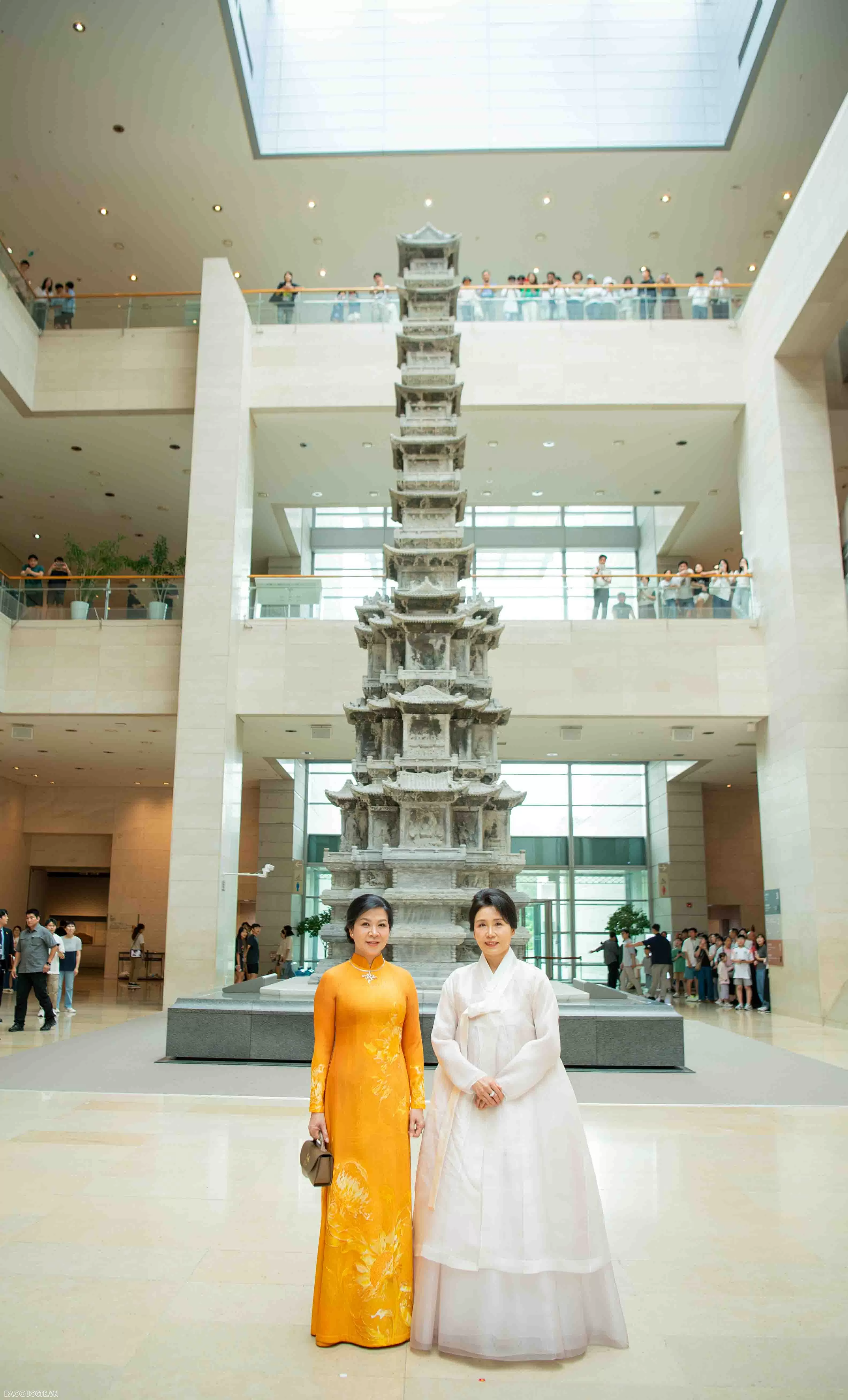 Phu nhân Tổng Bí thư và Phu nhân Tổng thống Hàn Quốc thưởng trà, tham quan Bảo tàng Phu nhân Tổng Bí thư và Phu nhân Tổng thống Hàn Quốc thưởng trà, tham quan Bảo tàng