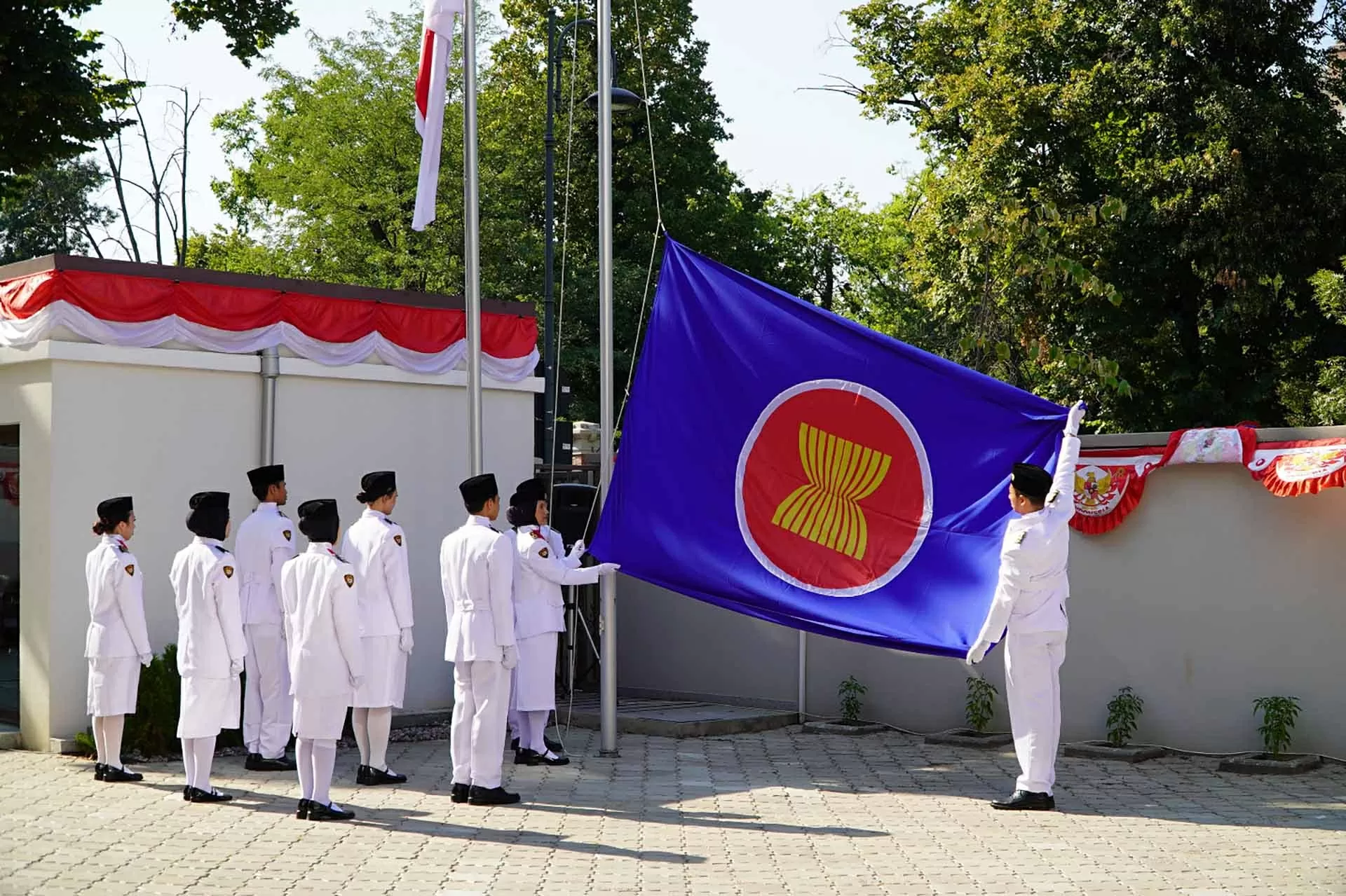 Lễ thượng cờ nhân ngày thành lập ASEAN tại Romania Lễ thượng cờ nhân ngày thành lập ASEAN tại Romania