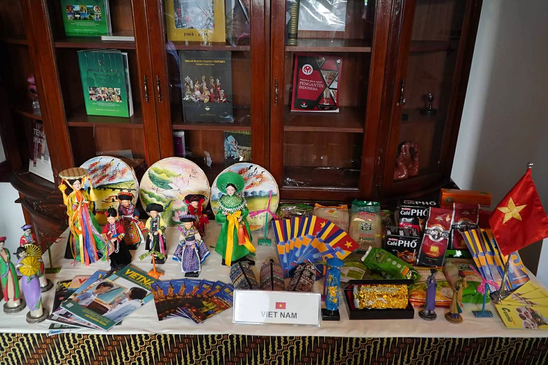 Lễ thượng cờ nhân ngày thành lập ASEAN tại Romania Lễ thượng cờ nhân ngày thành lập ASEAN tại Romania