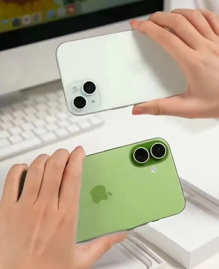 Loạt hình ảnh so sánh nguyên mẫu iPhone 17 màu xanh lá cây mới với iPhone 15 màu xanh lá cây nhạt.