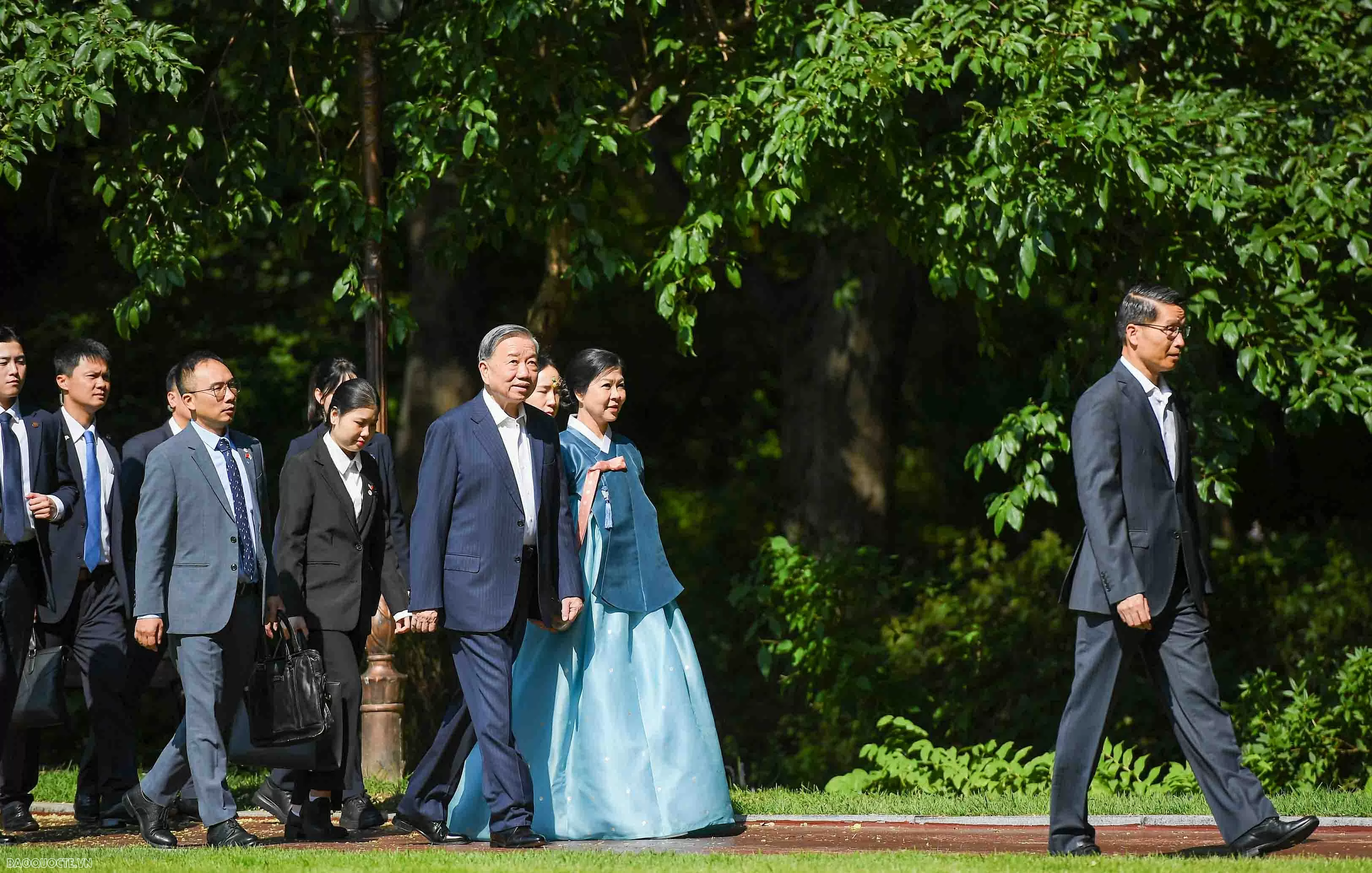 Tổng thống Hàn Quốc và Phu nhân chơi nhạc cụ truyền thống Việt Nam