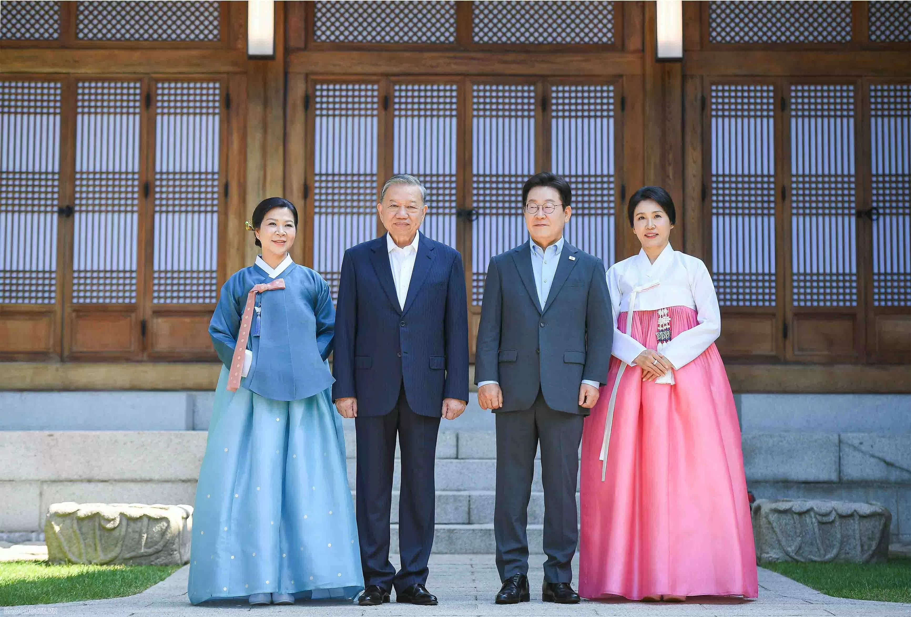 Tổng thống Hàn Quốc và Phu nhân chơi nhạc cụ truyền thống Việt Nam