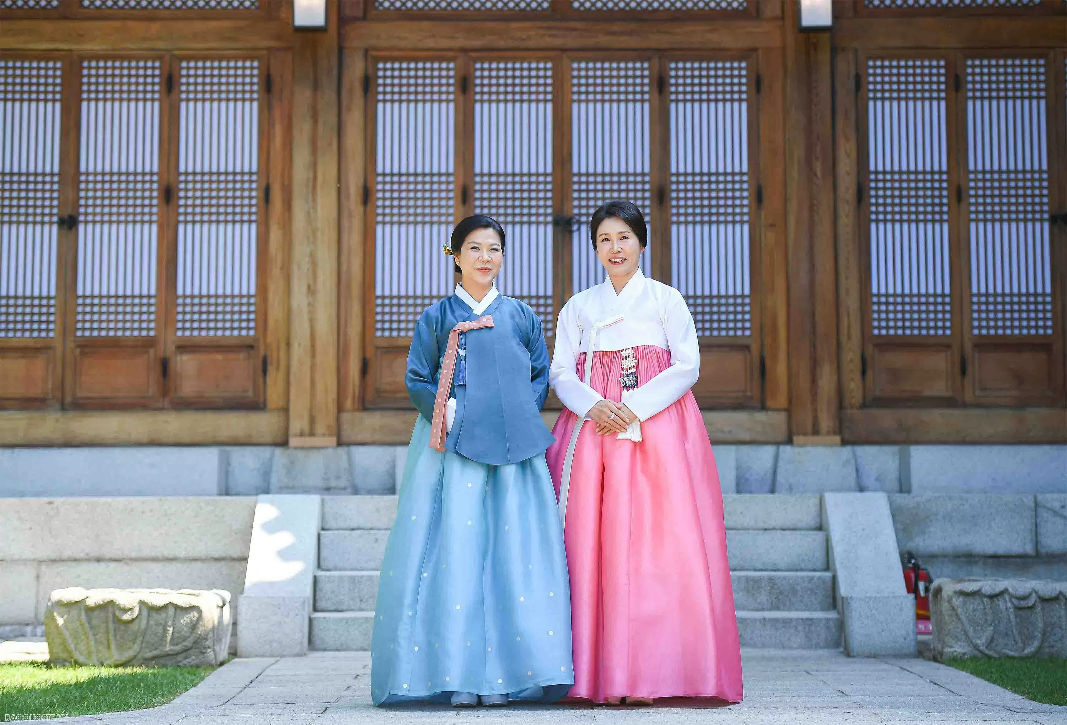 Tổng thống Hàn Quốc và Phu nhân chơi nhạc cụ truyền thống Việt Nam