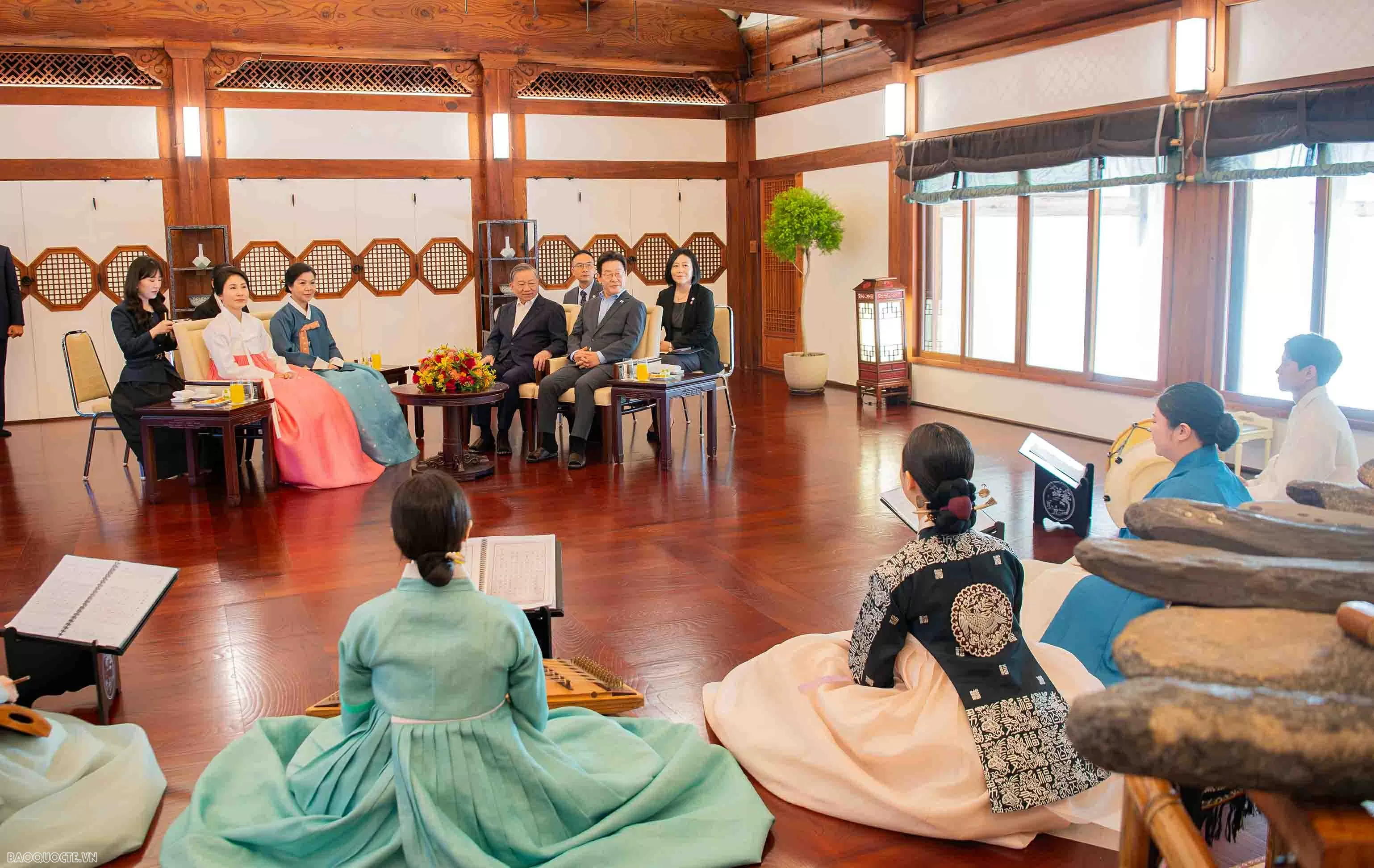 Tổng thống Hàn Quốc và Phu nhân chơi nhạc cụ truyền thống Việt Nam