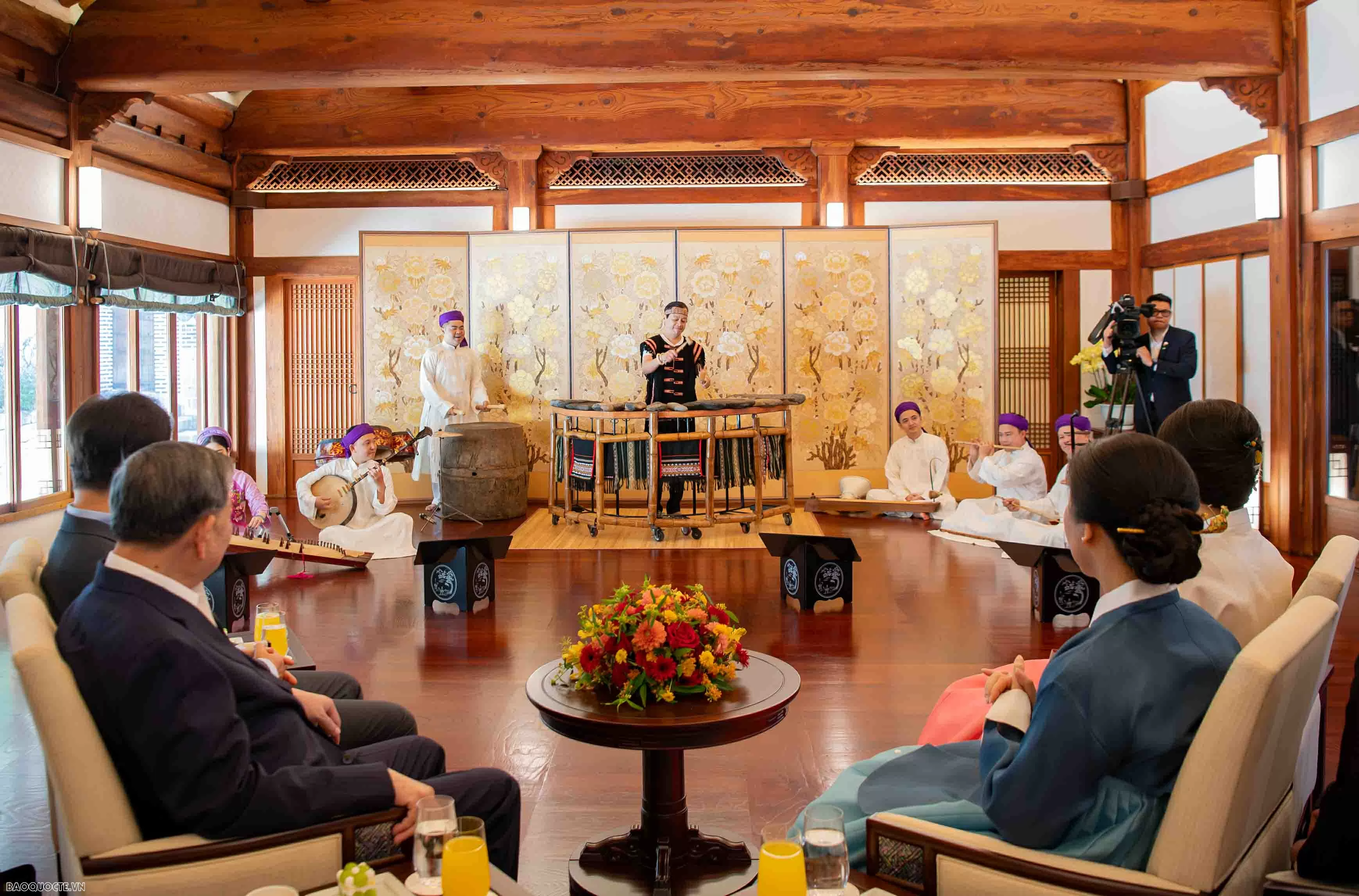 Tổng thống Hàn Quốc và Phu nhân chơi nhạc cụ truyền thống Việt Nam Tổng thống Hàn Quốc và Phu nhân chơi nhạc cụ truyền thống Việt Nam