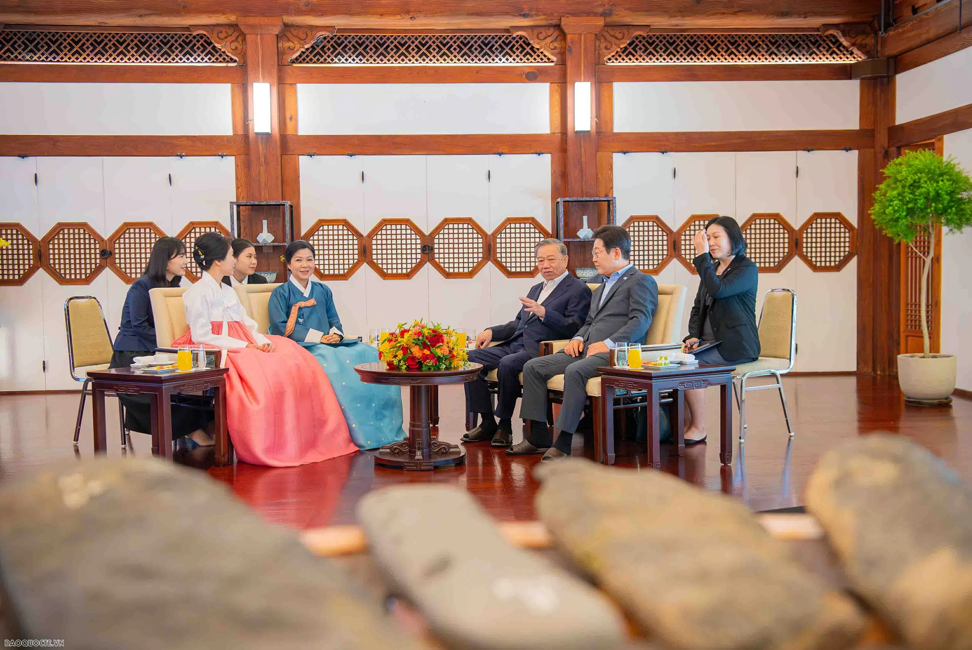 Tổng thống Hàn Quốc và Phu nhân chơi nhạc cụ truyền thống Việt Nam Tổng thống Hàn Quốc và Phu nhân chơi nhạc cụ truyền thống Việt Nam