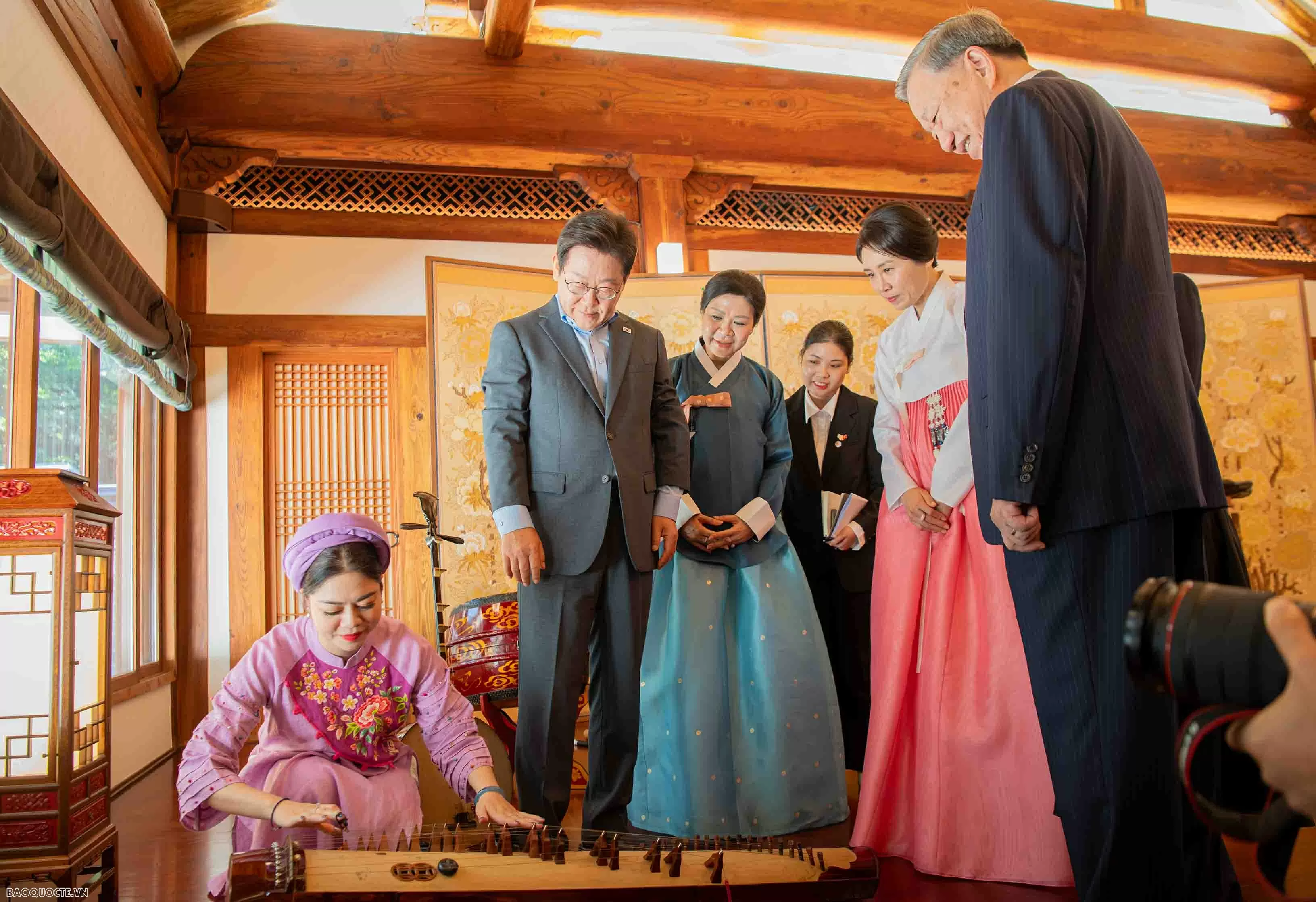 Tổng thống Hàn Quốc và Phu nhân chơi nhạc cụ truyền thống Việt Nam