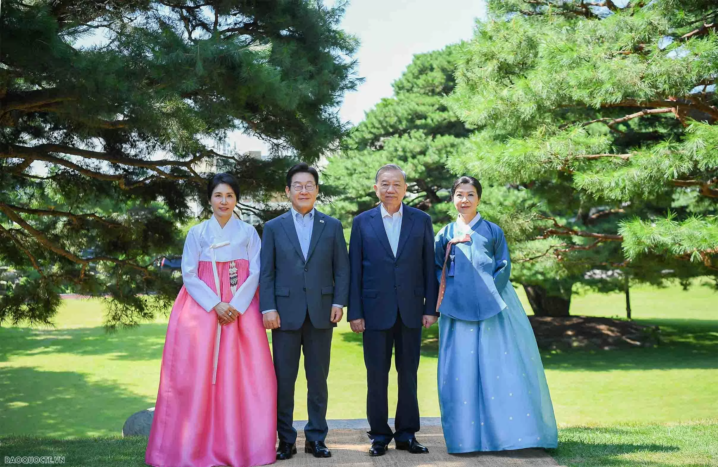 Tổng thống Hàn Quốc và Phu nhân chơi nhạc cụ truyền thống Việt Nam