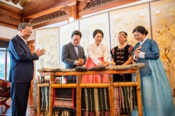 Tổng thống Hàn Quốc và Phu nhân chơi nhạc cụ truyền thống Việt Nam