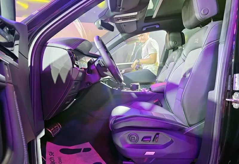 Touareg 2025 được trang bị ghế da Vienna, ghế trước chỉnh điện 18 hướng kèm nhớ ba vị trí. Touareg 2025 được trang bị ghế da Vienna, ghế trước chỉnh điện 18 hướng kèm nhớ ba vị trí.