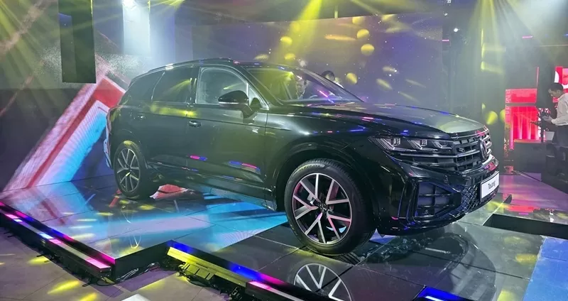 Cụm đèn pha cải tiến với ba thấu kính tách biệt, kết hợp cùng dải đèn định vị sắc nét, mang phong cách hiện đại hơn hẳn. Cụm đèn pha cải tiến với ba thấu kính tách biệt, kết hợp cùng dải đèn định vị sắc nét, mang phong cách hiện đại hơn hẳn.