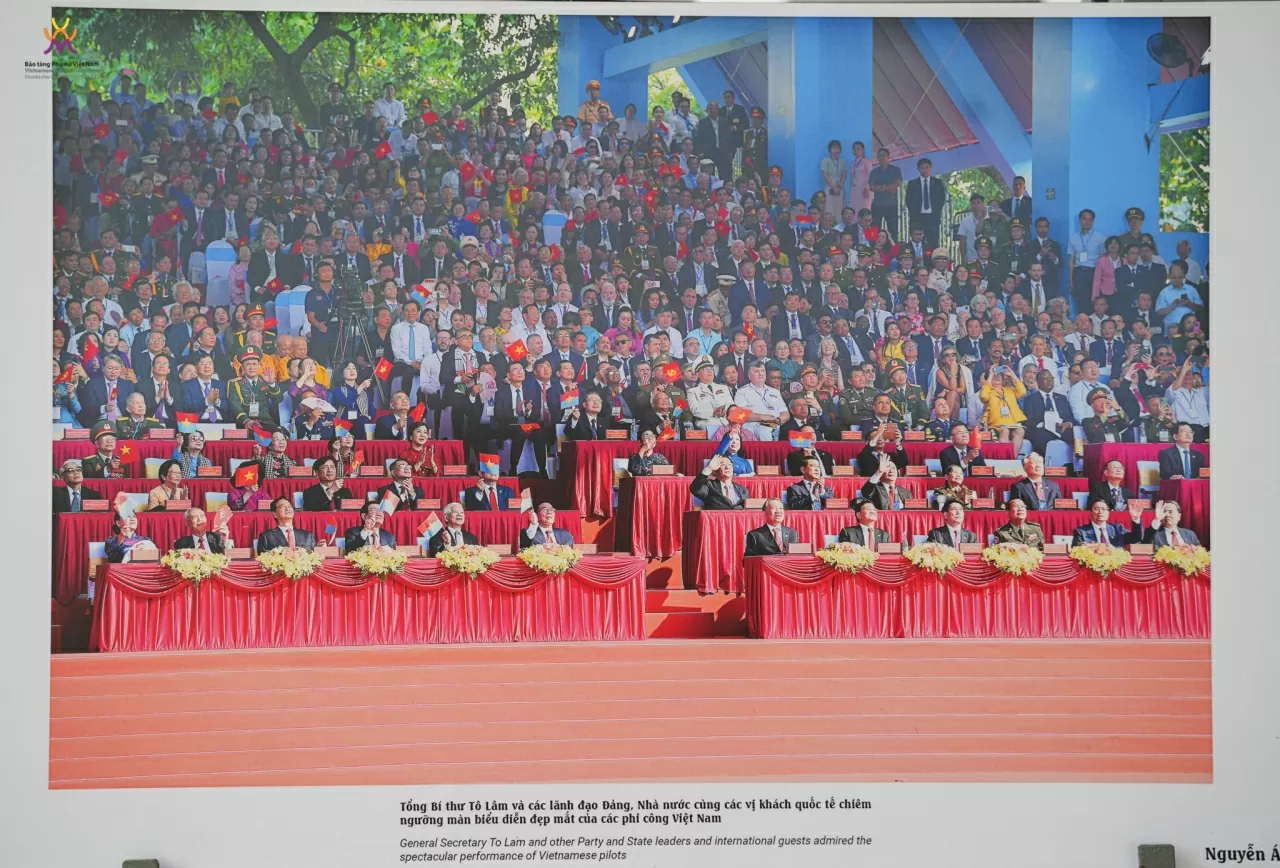 Chiêm ngưỡng sách ảnh sách ảnh “50 năm sức mạnh Việt Nam” và “Thành phố hòa bình Chiêm ngưỡng sách ảnh sách ảnh “50 năm sức mạnh Việt Nam” và “Thành phố hòa bình