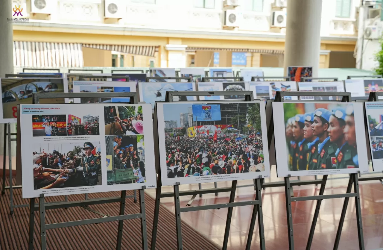 Chiêm ngưỡng sách ảnh sách ảnh “50 năm sức mạnh Việt Nam” và “Thành phố hòa bình Chiêm ngưỡng sách ảnh sách ảnh “50 năm sức mạnh Việt Nam” và “Thành phố hòa bình