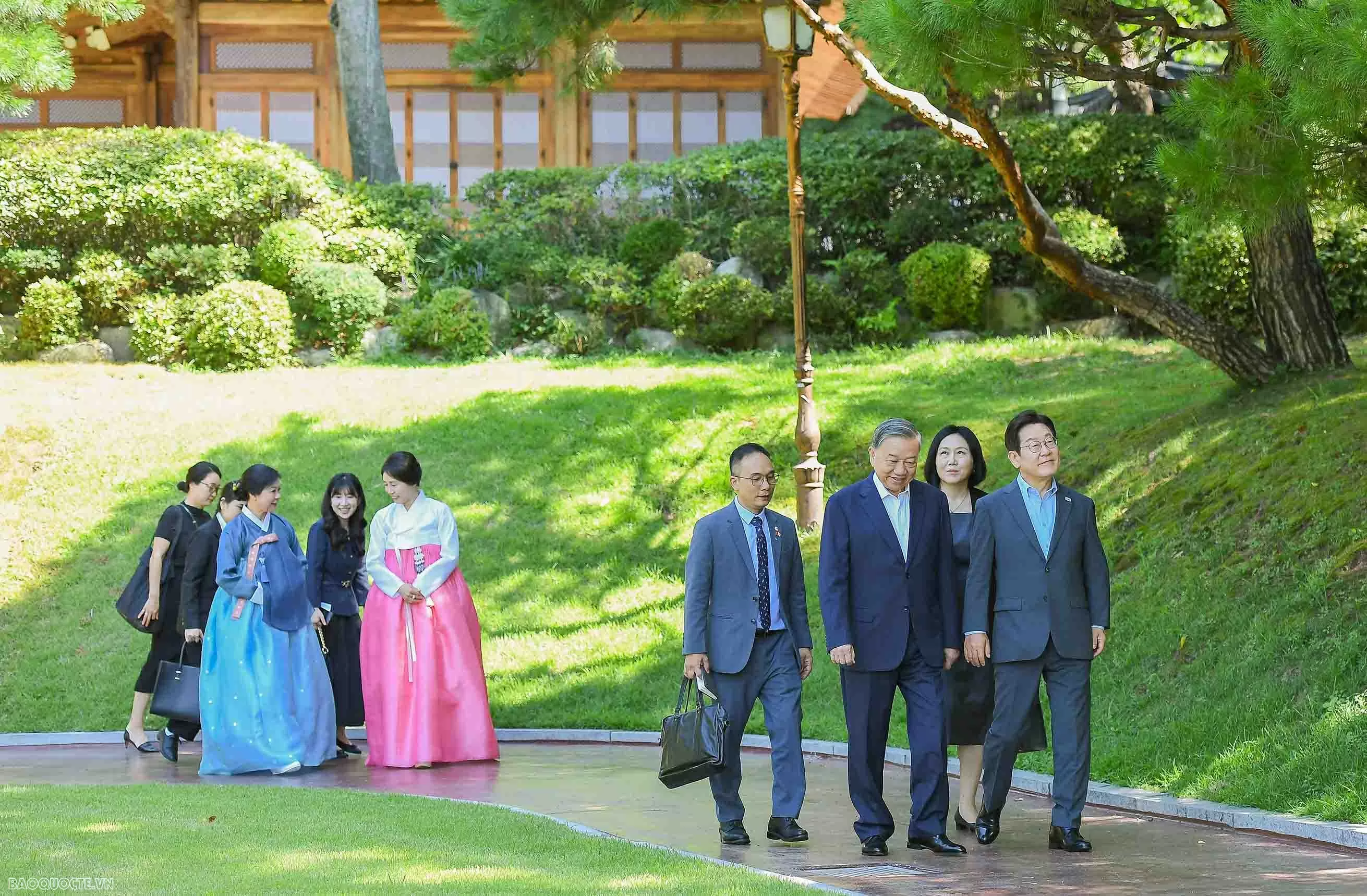 Tổng thống Hàn Quốc và Phu nhân chơi nhạc cụ truyền thống Việt Nam