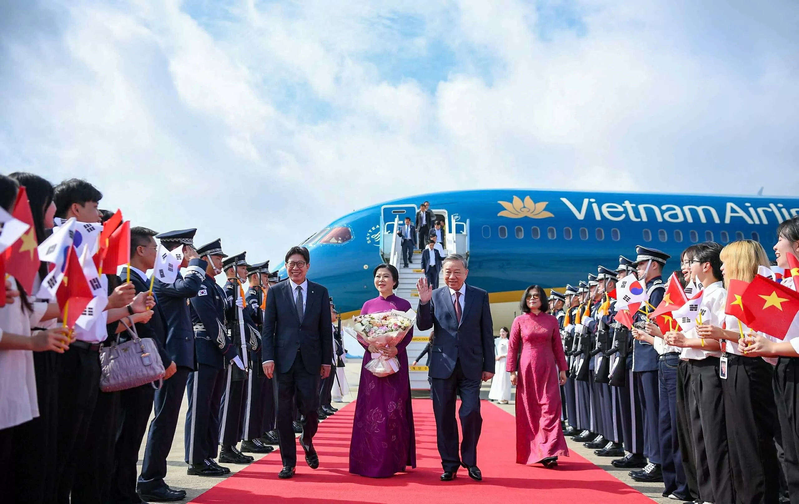 Tổng Bí thư Tô Lâm tiếp nguyên Tổng Lãnh sự danh dự Việt Nam Park Soo Kwan tại Hàn Quốc Tổng Bí thư Tô Lâm tiếp nguyên Tổng Lãnh sự danh dự Việt Nam Park Soo Kwan tại Hàn Quốc