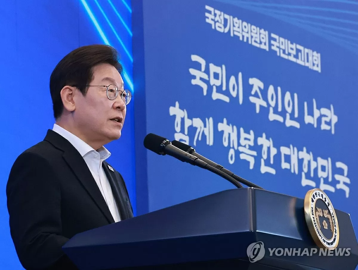 Tổng thống Lee Jae Myung phát biểu tại phiên họp trình bày của Ủy ban Kế hoạch các vấn đề nhà nước được tổ chức tại khu nhà ở cũ của Tổng thống Cheong Wa Dae ở Seoul vào ngày 13 tháng 8 năm 202. Yonhap