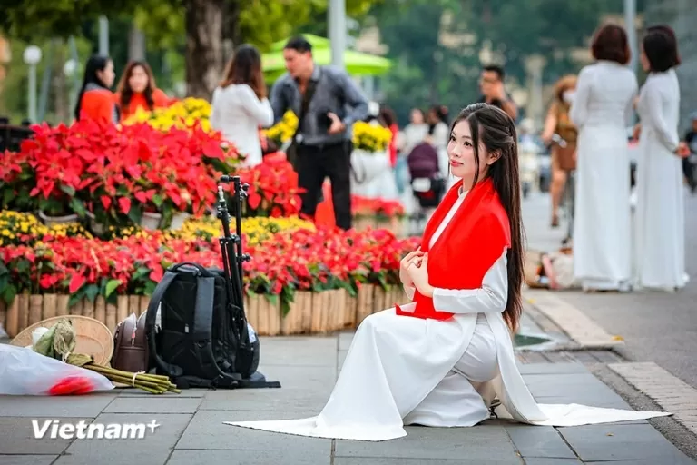 Đông đảo người dân đổ về chụp ảnh kỷ niệm, lưu lại thời khắc lịch sử trước Quảng trường Ba Đình