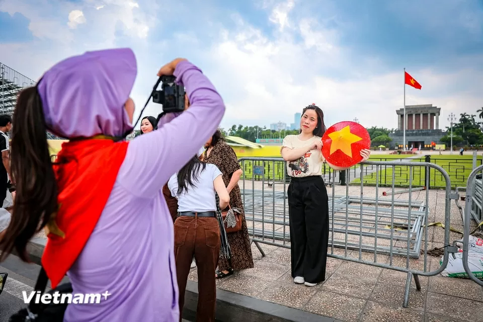 Đông đảo người dân đổ về chụp ảnh kỷ niệm, lưu lại thời khắc lịch sử trước Quảng trường Ba Đình