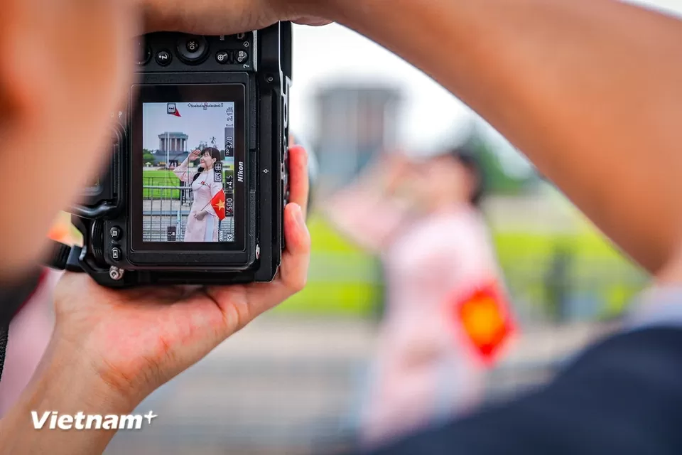 Đông đảo người dân đổ về chụp ảnh kỷ niệm, lưu lại thời khắc lịch sử trước Quảng trường Ba Đình