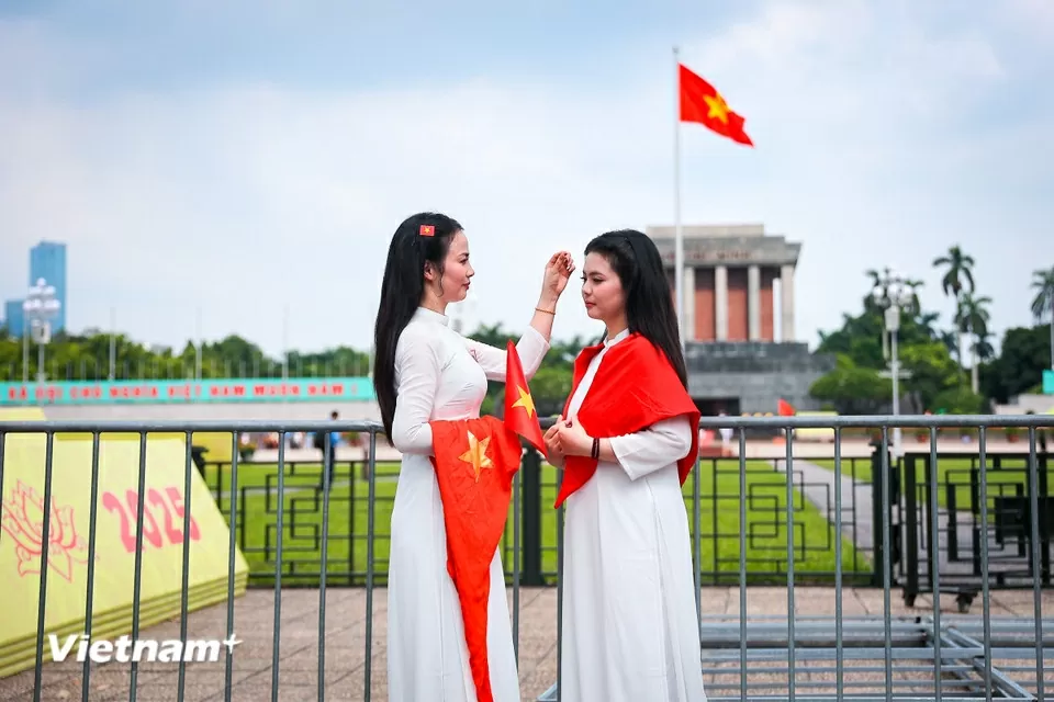 Đông đảo người dân đổ về chụp ảnh kỷ niệm, lưu lại thời khắc lịch sử trước Quảng trường Ba Đình Đông đảo người dân đổ về chụp ảnh kỷ niệm, lưu lại thời khắc lịch sử trước Quảng trường Ba Đình