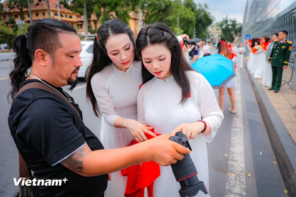 Đông đảo người dân đổ về chụp ảnh kỷ niệm, lưu lại thời khắc lịch sử trước Quảng trường Ba Đình