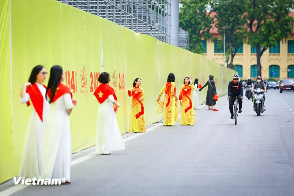 Đông đảo người dân đổ về chụp ảnh kỷ niệm, lưu lại thời khắc lịch sử trước Quảng trường Ba Đình