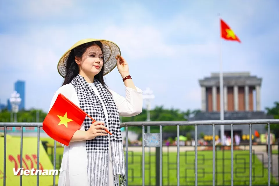 Đông đảo người dân đổ về chụp ảnh kỷ niệm, lưu lại thời khắc lịch sử trước Quảng trường Ba Đình