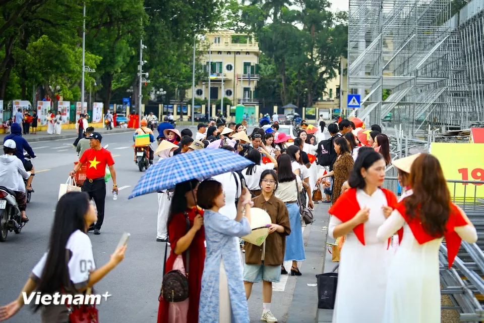 Đông đảo người dân đổ về chụp ảnh kỷ niệm, lưu lại thời khắc lịch sử trước Quảng trường Ba Đình