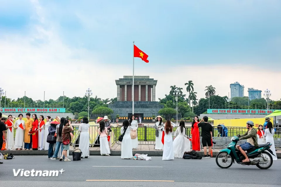 Đông đảo người dân đổ về chụp ảnh kỷ niệm, lưu lại thời khắc lịch sử trước Quảng trường Ba Đình Đông đảo người dân đổ về chụp ảnh kỷ niệm, lưu lại thời khắc lịch sử trước Quảng trường Ba Đình