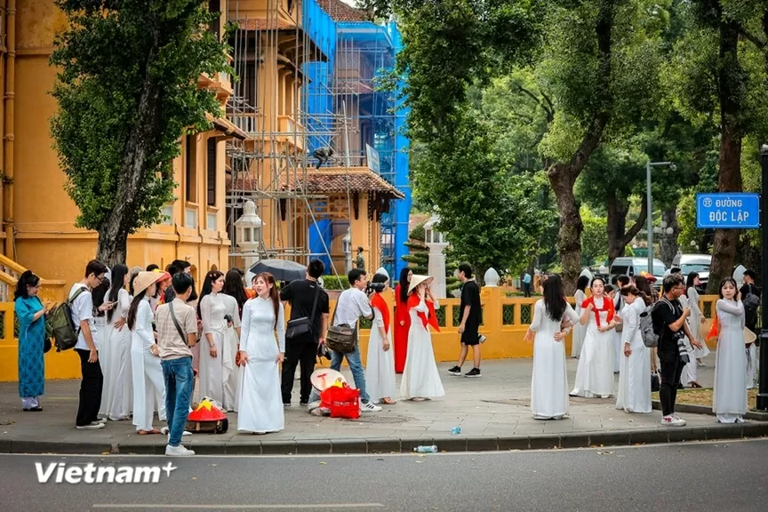 Đông đảo người dân đổ về chụp ảnh kỷ niệm, lưu lại thời khắc lịch sử trước Quảng trường Ba Đình