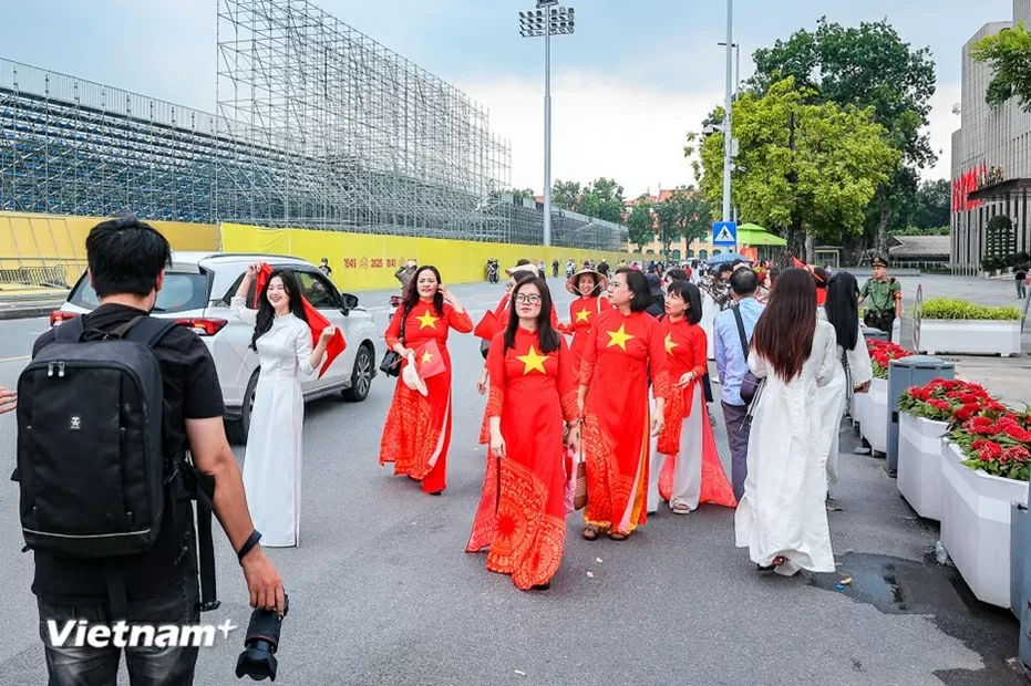 Đông đảo người dân đổ về chụp ảnh kỷ niệm, lưu lại thời khắc lịch sử trước Quảng trường Ba Đình