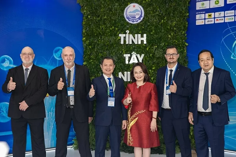 Chủ tịch HĐQT AgriS Đặng Huỳnh Ức My (thứ ba từ phải qua), ông Nguyễn Minh Lâm – Phó Chủ tịch UBND Tỉnh Tây Ninh (thứ nhất từ phải qua) cùng các đại biểu trong nước và quốc tế tại Hội nghị