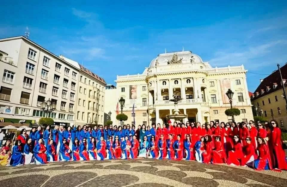 Từ châu Âu, phụ nữ Việt Nam lan tỏa tinh thần 80 năm Quốc khánh